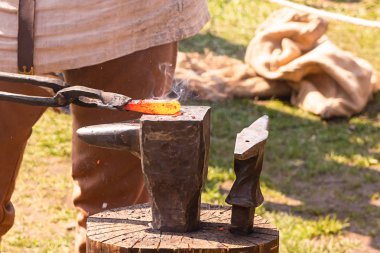 bir parça ısıtmalı metal kırmızı örs yakın arka plan forge iş oluşturma