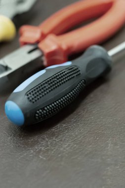 Pliers dikey fotoğraf arka planda kauçuk saplı tornavida yakın çekim