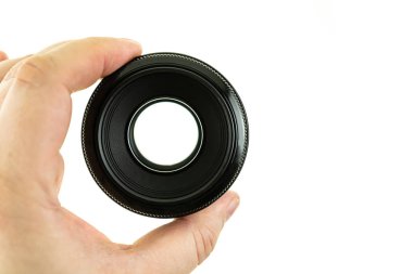 lens ile izole arka plan görünümü kadar yakın elinde lens fotoğraf siyah