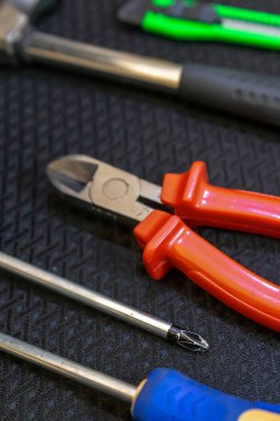 nippers kırmızı closeup tornavida dikey desen arka plan koyu