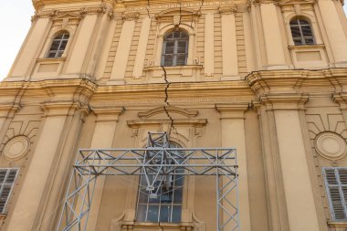 Sırbistan Subotica Mart 2019. Subotica çatlak cephe katedral girişinde Avila kilise cephesi St Teresa