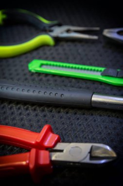 nippers kırmızı bıçak yeşil dikey desen yakın çekim mühendislik tasarımı