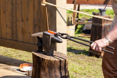 ısıtılmış metal oluşturan geleneksel forge yürüyüş örs demirci kolları