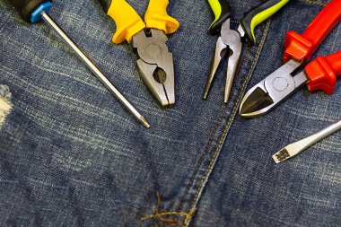 tornavida el aracı nippers kırmızı sarı mavi arka plan tabanı