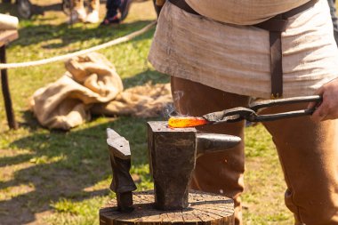 dövme metal kırmızı sıcak örs demirci yakın sokak dövme bir balta yapma