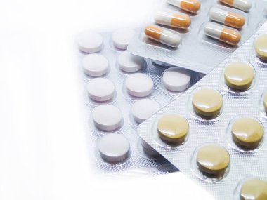 blister hap ağrı kesiciler antibiyotik tedavisi arka plan beyaz ilaç