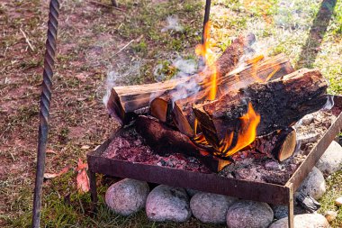 yangın alev turuncu ahşap yakacak piknik brazier demir arka plan tasarım dinlenme piknik