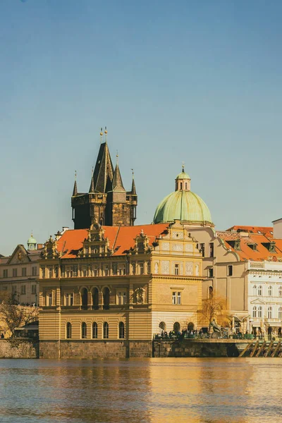 República Checa. Praga Março 2017. Torre de vigia alta Ponte Gótica Charles Praga sobre o rio Vltava — Fotografia de Stock