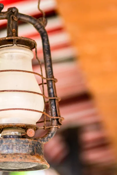 Closeup lamba yağı demir paslı yıpranmış dikey fotoğraf tasarımı rustik — Stok fotoğraf