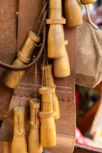 Базовый меховой кожаный пояс вертикальные фото аксессуары боеприпасы охотник деревянные украшения статуэтки воина — стоковое фото