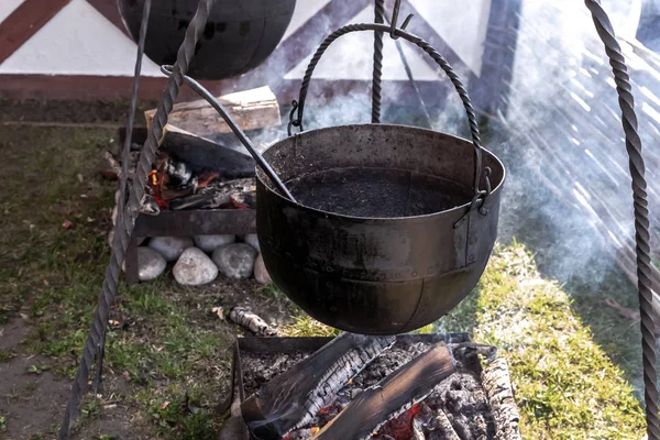 Campo de hierro bombín sobre el fuego cerca cucharón almuerzo descanso camping — Foto de Stock