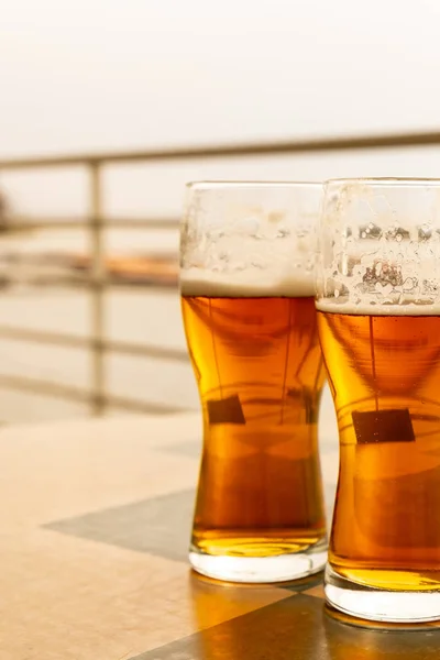 Bier licht pils stoom glazen tafel buiten patio café buiten recreatie — Stockfoto
