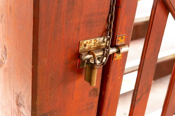 Trava trava parafuso metal porta de madeira entrada casa proteção fechar — Fotografia de Stock