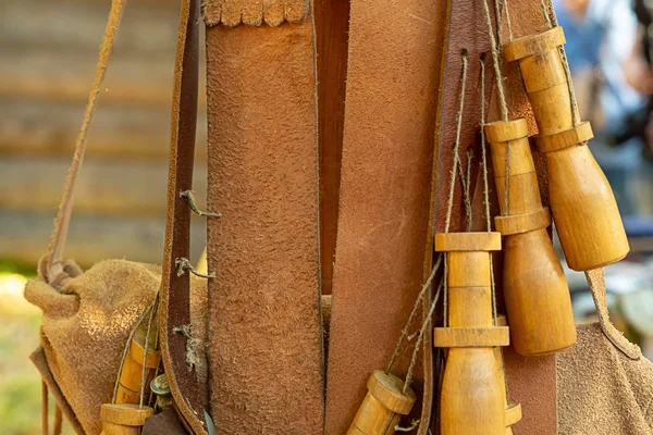 Cinto de couro padrão vertical tradicional caçador cartucho cinto conjunto recipiente em pó — Fotografia de Stock
