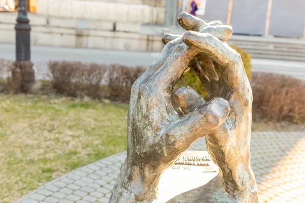 Serbia Subotica marzo 2019. Estatua de Ferenc Sep (Sz? p Ferenc) fundador del semanario. Escultura de mano dedos cruzados bronce — Foto de Stock