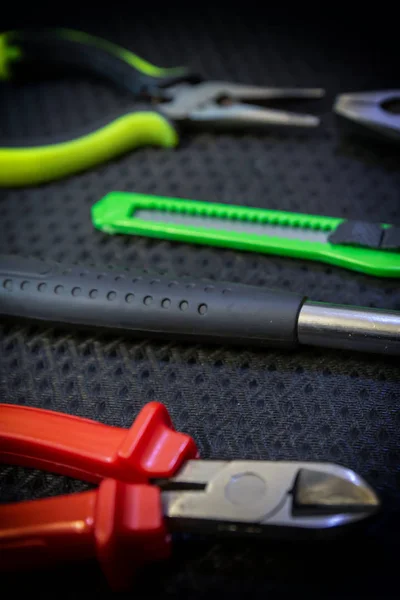 Nippers kırmızı bıçak yeşil dikey desen yakın çekim mühendislik tasarımı — Stok fotoğraf