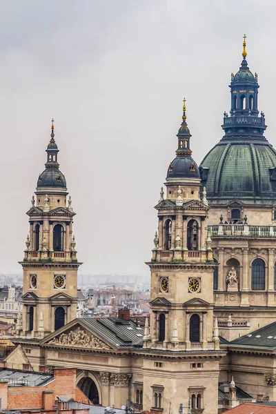 Hungary Budapest March 2018. Basilica of St. Stephen's famous Catalic Sabor large dome two bell towers — Stock Photo, Image