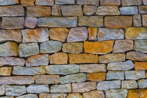 Steen grijs oud bruin ongelijke verweerde geplaveide blok muur achtergrond — Stockfoto