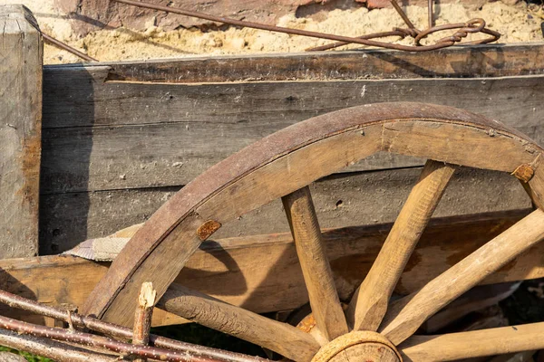 Hjul vagn trä traditionella beige gamla vittrade närbild bakgrund rustik — Stockfoto