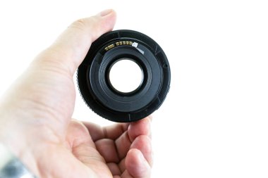 erkek ellerde makro lens objektif izole arka plan ile görülebilir