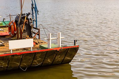 mavna eski paslı tekne nehir nakliye geleneksel ulaşım düz güverte demirleme bollards beyaz