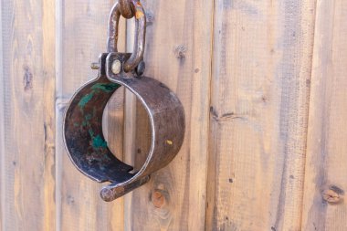 kapalı paslı prangalar eski gözaltı suçlular ahşap arka plan kopyalama alanı