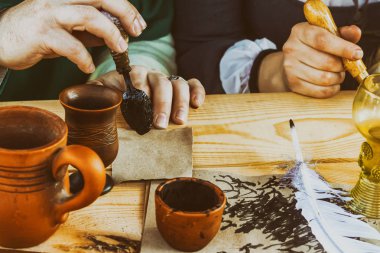 mürekkep siyah baskı kil mürekkep kuyusu el parşömen lekeli arka plan yumuşak ışık