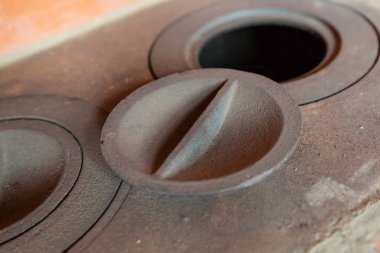 kahverengi demir yüzey açık rögar kapağı plaka rustik geleneksel yakın çekim