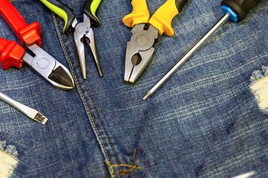 bir lacivert denim arka plan kopyalama alanı üzerinde parke tornavida çalışma aracı elektrikçi ev ustası