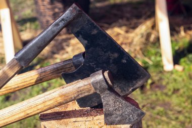 ahşap bir günlük içine birkaç ortaçağ balta demir siyah büyük itme aracı lumberjack kadar yakın