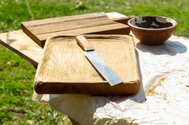 büyük bir bıçak doğal meşe açık mutfak yapılmış bir doğrama tahtası üzerinde yatıyor