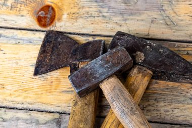 bina araçları çekiç balta eski siyah ürün yelpazesine yakın yıpranmış panoları üzerinde yalan