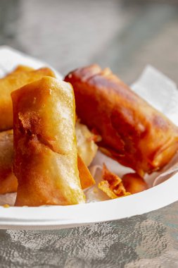 beyaz bir tabak dikey fotoğraf lezzetli bahar rulo snack asya fast food