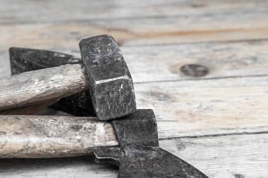 bir balta ve çekiç eski demir inşaat aracı renkli arka plan seti ahşap plakalar üzerinde yatıyor