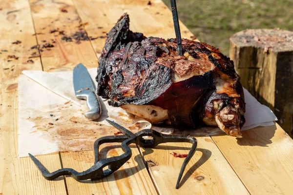 Carne de churrasqueira piquenique pronto saboroso cozido corrigir cozinha ao ar livre mesa picante — Fotografia de Stock