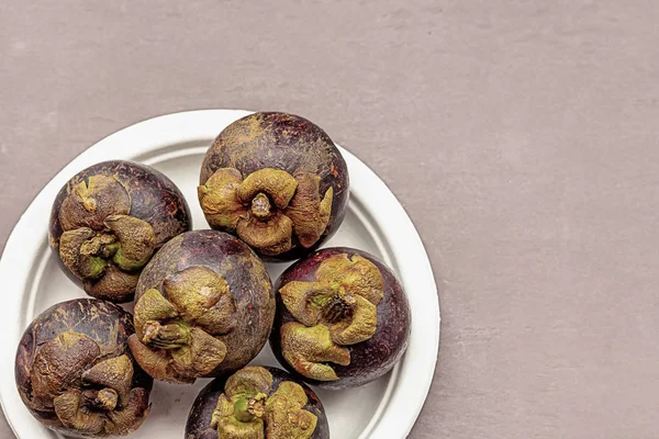 Fruta redonda Tailândia Mangosteen casca dura escura da fruta. Mangostão de frutas tropicais — Fotografia de Stock