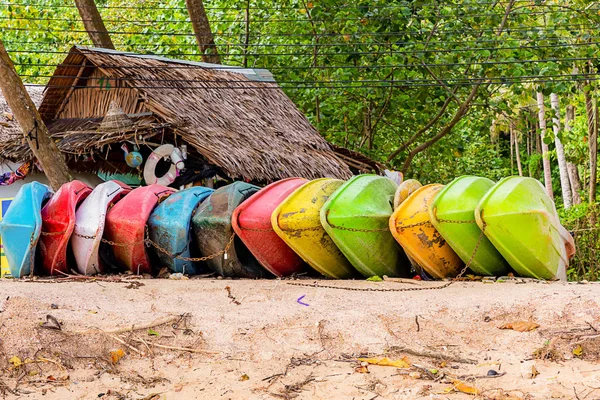 Boot licht kunststof kleurrijke groen geel roze stapel zandstrand tropisch eiland — Stockfoto