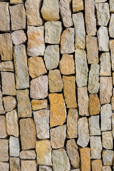 Cobble Stone beige achtergrond verticaal patroon oude verweerde kalksteen muur — Stockfoto