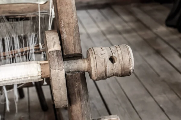 木製のメカニズムシャフト織機古い素朴な製造工場クローズアップ背景生産 — ストック写真