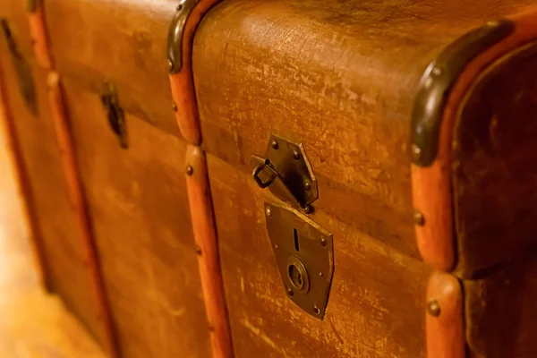 Βαλίτσα παλιά vintage καφέ κοντινά πλάνα κλειδαριά αποσκευές παραδοσιακά — Φωτογραφία Αρχείου
