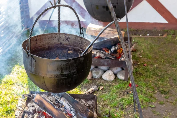 Hervidor hierro forjado viejo negro cocina camping quema leña verano cocina — Foto de Stock