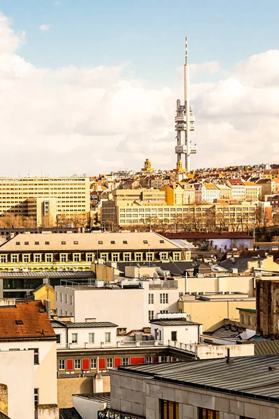 Czechy Praga 2017 Marzec. Europejskie dachy miejskie wieża telewizyjna v — Zdjęcie stockowe