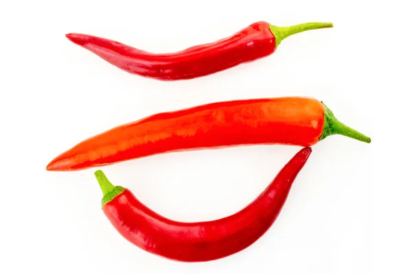 Pirospaprika világos fűszeres ízű három növényi hüvely fehér elszigetelt háttér — Stock Fotó