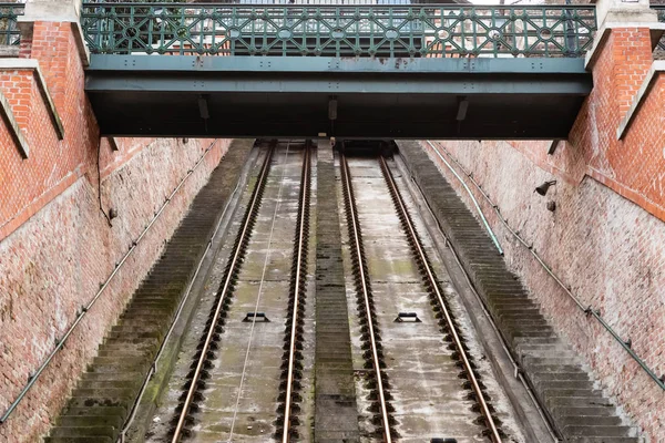 IJzeren spoor ijzer weg omhoog. De makkelijke manier om de berg te beklimmen is het traditionele transport van Europa — Stockfoto