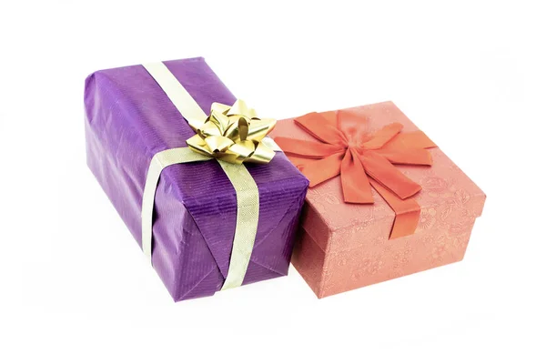 Caja ong regalo sorpresa lila naranja arco par cajas festivo aislado fondo — Foto de Stock