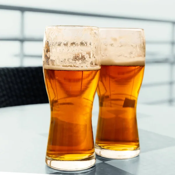 Bier lager Golden smakelijke verfrissend drankje hop close-up zomercafé verticale foto — Stockfoto