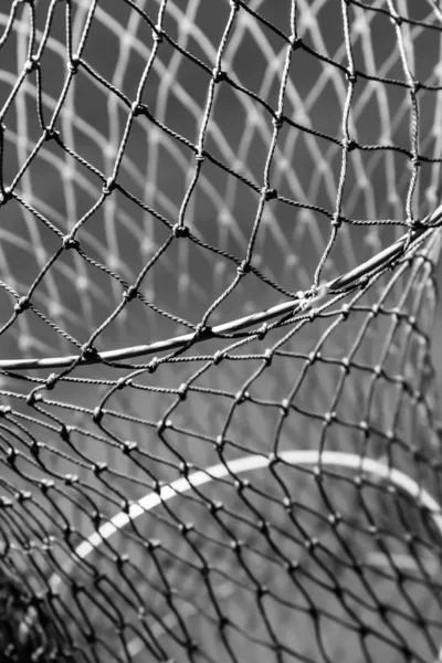 渔网传统捕鱼纹理钓鱼色调灰色垂直照片。折叠渔网 — 图库照片