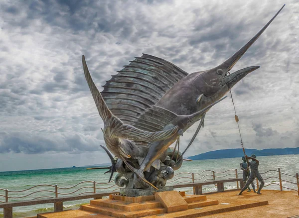 Thailand Krabi juli 2018. Het standbeeld van de vissers vangen grote vissen op de achtergrond van de Oceaan is gelegen aan het strand — Stockfoto