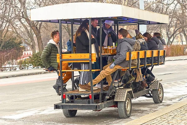 Budapeşte, Macaristan Mart 2018 Bisiklet pub, cafe eğlenceli gezi takım çalışması şehir gezi ileriye taşımak için pedal