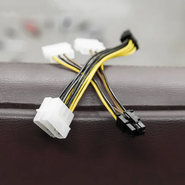 Kabel 4 pin molex socket naar SATA adapterkabel. Close-up computer stroomkabel — Stockfoto